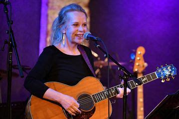 Mary Chapin Carpenter Still Pines for Her Childhood。